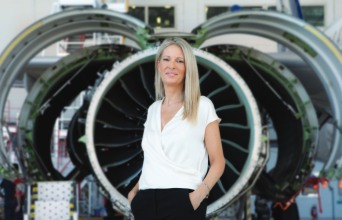 Η HR Director της ΑΕGEAN, Εμμανουέλα Καραμαλή , μπροστά απο ένα αεροπλάνο