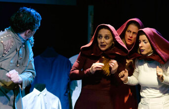 «Κατάσταση Πολιορκίας» από τη Θεατρική Ομάδα Κωφών «Τρελά Χρώματα» στο θέατρο Άβατον © Δάφνη Δρακούλη