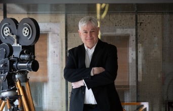 Διαβάζοντας το βιβλίο «Απόδειξη της αθωότητάς μου» του Τζόναθαν Κόου, που κυκλοφορεί από τις εκδόσεις Πόλις, σε μετάφραση της Άλκηστις Τριμπέρη.