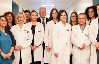 Ομαδική φωτογραφία της Νεφρολογικής Κλινικής του «Λαϊκού Νοσοκομείου»