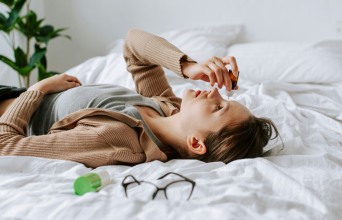 Κοπέλα που βάζει σταγόνες στα μάτια