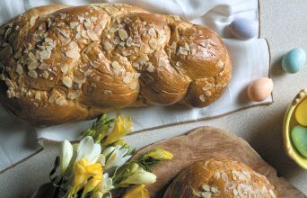 Τσουρέκια, αυγά, λαμπάδες, όλα όσα θες για το Πάσχα