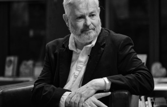 Ασπρόμαυρη φωτογραφία του Τζόναθαν Κόου