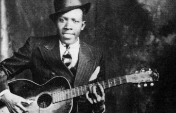 Ρόμπερτ Τζόνσον: Η ιστορία του θρυλικού κιθαρίστα των μπλουζ που γεννήθηκε στις 8 Μαΐου του 1911 και πέθανε στις 13 Αυγούστου του 1938.