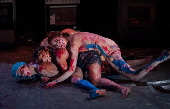 Holy bitch! A Myth Cabaret: Η Έλλη Παπακωνσταντίνου σε μια (ακόμα) πρωτοποριακή παράσταση