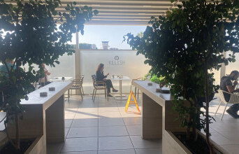 Σε βλέπω να καπνίζεις στο αεροδρόμιο