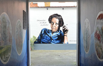 Podcast Βιογραφίες | Η Χάνα Άρεντ δεν ζητά να συμφωνήσεις μαζί της. Ζητά να μη σταματήσεις να σκέφτεσαι