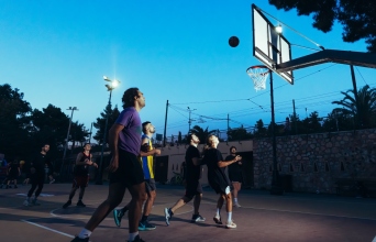 Μπάσκετ στην Αθήνα: Τα γήπεδα της πόλης και ιστορίες από ένα αθλητικό καλοκαίρι.