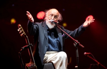 Διονύση Σαββόπουλε, σε βλέπω να τραγουδάς την ιστορία σου