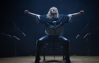 Kat Válastur: «Η δουλειά μου είναι αρχαιο-φουτουριστική»