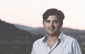 Podcast Εσύ με τι ασχολείσαι; | Σπύρος Ζουμπούλης: Κάθε μπουκάλι κρασί κουβαλά μέσα του μια ιστορία