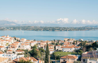 Σπέτσες: Τι να δεις, πού να κολυμπήσεις, πού να μείνεις και πού να φας το καλοκαίρι του 2025