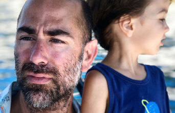 Άρης Βεζενές: Οι Παξοί είναι από τα μέρη που δεν τα επισκέπτεσαι απλώς, τα κουβαλάς μέσα σου