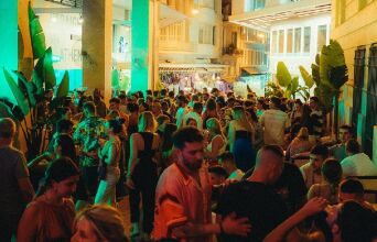 Ραντεβού στα αθηναϊκά μπαρ του Αυγούστου