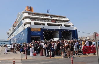 Επιβάτες ετοιμάζονται να επιβιβαστούν σε πλοίο στο λιμάνι του Πειραιά