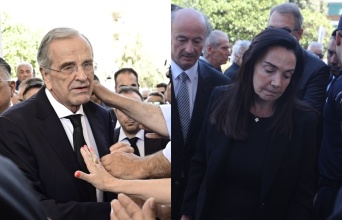 Συνεντριμμένοι ο Αντώνης και η Γεωργία Σαμαρά στην κηδεία της κόρης τους, Λένας