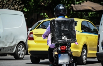 40 βαθμοί, λιώνει το φαΐ: Eξομολογήσεις ντελιβεράδων 