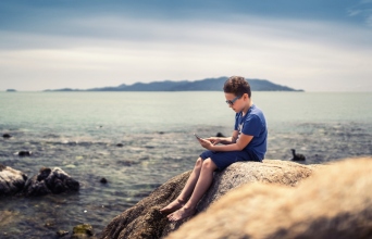 Οι γονείς που δεν αντέχουν τα παιδιά τους και η ηλεκτρονική πιπίλα