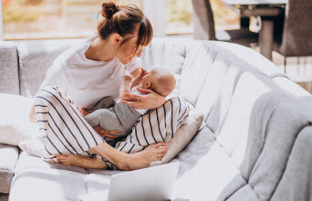 Podcast 40+ | Η μητρότητα χωρίς φίλτρα: Τι χάνεις και τι κερδίζεις