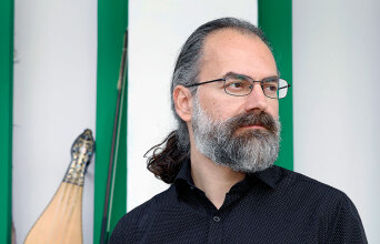 Podcast Πανικοβάλ | O Σωκράτης Σινόπουλος μιλάει για τη μοναδική συνάντηση πνευματικών παραδόσεων