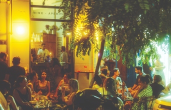 Μπαρ στην οδό Μεναίχμου, soft clubbing