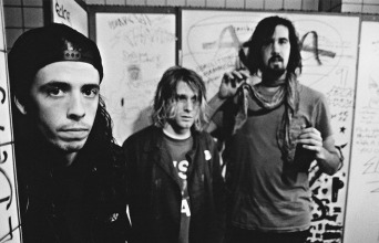 Οι Nirvana στη Φρανκφούρτη, 12 Νοεμβρίου 1991. Από αριστερά προς τα δεξιά: ο ντράμερ Ντέιβ Γκρολ, ο τραγουδιστής και κιθαρίστας Κερτ Κομπέιν και ο μπασίστας Κριστ Νοβοσέλιτς.