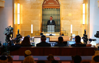 Ο Φρίντριχ Μερτς στη συναγωγή στη Ράιχενμπαχστρασε στο Μόναχο