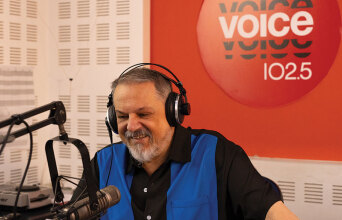 Γιάννης Νένες: Το ραδιόφωνο σε σώζει όταν η ζωή σου γίνεται σιωπηλή ταινία και χρειάζεσαι σάουντρακ