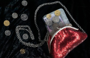 κόκκινο πορτοφόλι με μετρητά 