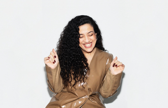 Ατένα Φαρροκζάντ: Η ποιήτρια που γεφυρώνει παραδόσεις