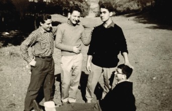 Στο Κουρί, εξοχή κοντά στη Θεσσαλονίκη, ο Διονύσης Σαββόπουλος καθιστός