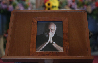 Λαϊκό προσκύνημα στο παρεκκλήσι της Μητρόπολης Αθηνών για τον Διονύση Σαββόπουλο. Σάββατο 25 Οκτωβρίου 2025