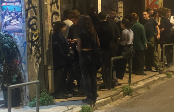 Σε βλέπω να τα πίνεις και να ξεδίνεις