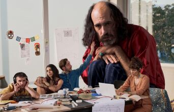 Θέατρο Προσκήνιο: Ο Χούλιο Τόγκα δείχνει τον δρόμο για την εξέγερση πατώντας όλες τις νάρκες της