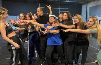 O Φωκάς Ευαγγελινός σε πρόβα μαζί με τους ηθοποιούς