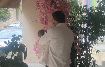 Σε βλέπω να ανατρέφεις το μωρό σου