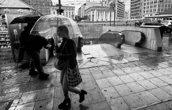 Η Αθήνα των αντιθέσεων: 20 κλικ μέσα στην καταιγίδα