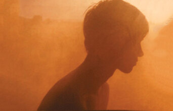 Ο αυτοκράτορας της Χαράς: Η τρυφερότητα ως αντίδοτο στη θλίψη