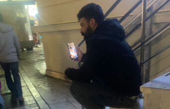 Σε βλέπω να ψάχνεις μέσα στη νύχτα