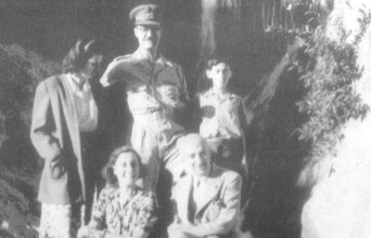 Λίβανος 1944 - Όρθιοι: Λένα, Αριστείδης (Τίτης) Τσαουσόπουλος, Χρήστος. Καθιστοί: Έλζα, Μήτσος