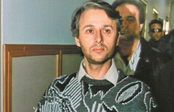 Ο Δημήτρης Βακρινός στον ανακριτή, στις 14 Απριλίου 1997 © ΤΑΤΙΑΝΑ ΜΠΟΛΑΡΗ / EUROKINISSI