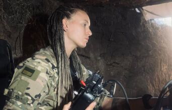 Γιάρα Τσορνοχούζ: Μια Ουκρανή ποιήτρια στην πρώτη γραμμή της μάχης