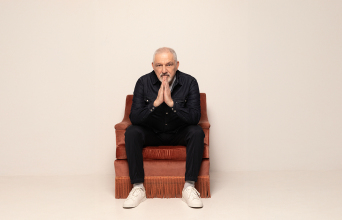 Νίκος Πορτοκάλογλου: Συνέντευξη για το νέο του άλμπουμ «Ανάμεσα», τις συνεργασίες, το ελληνικό τραγούδι και τη ζωή του.