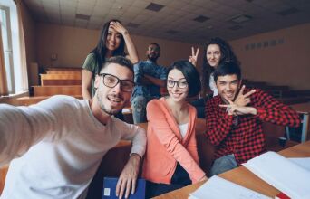 ΗΠΑ: Πώς το μορφωτικό επίπεδο επηρεάζει τη φιλία μεταξύ των ανθρώπων