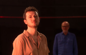 Αλέξανδρος Ραπτοτάσιος: Ο σκηνοθέτης που τολμά να πειραματίζεται με το κοινό