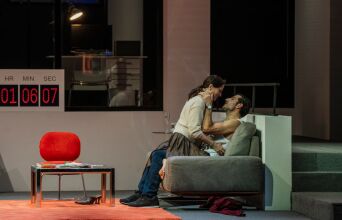 Η Στέγη παρουσιάζει τον «Οιδίποδα» του Ρόμπερτ Άικ σε τρεις καθολικά προσβάσιμες παραστάσεις - Με υπερτιτλισμό, ακουστική περιγραφή και απτική ξενάγηση 