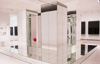 Λουκάς Σαμαράς, «Mirrored (Hebraic) Embrace», 1991-2005. Ξύλο, καθρέφτης, σίδερο. © ΕΜΣΤ | Δωρεά του καλλιτέχνη με χρηματοδότηση της παραγωγής του υλικού φορέα από το Ίδρυμα Ιωάννου Φ. Κωστοπούλου