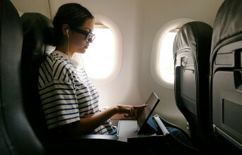 Πώς να κάνεις το αεροπορικό ταξίδι λιγότερο άβολο για τη μέση σου