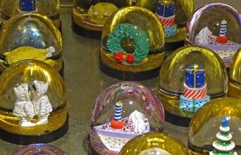 Οι γυάλινες χριστουγεννιάτικες μπάλες που ξεχωρίσαμε στην αγορά