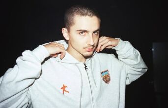 Ο Τιμοτέ Σαλαμέ εμφανίστηκε δίπλα στον EsDeeKid σε νέο βίντεο, διαψεύδοντας τις θεωρίες που τον ήθελαν να ακολουθεί κρυφή καριέρα ως ράπερ.